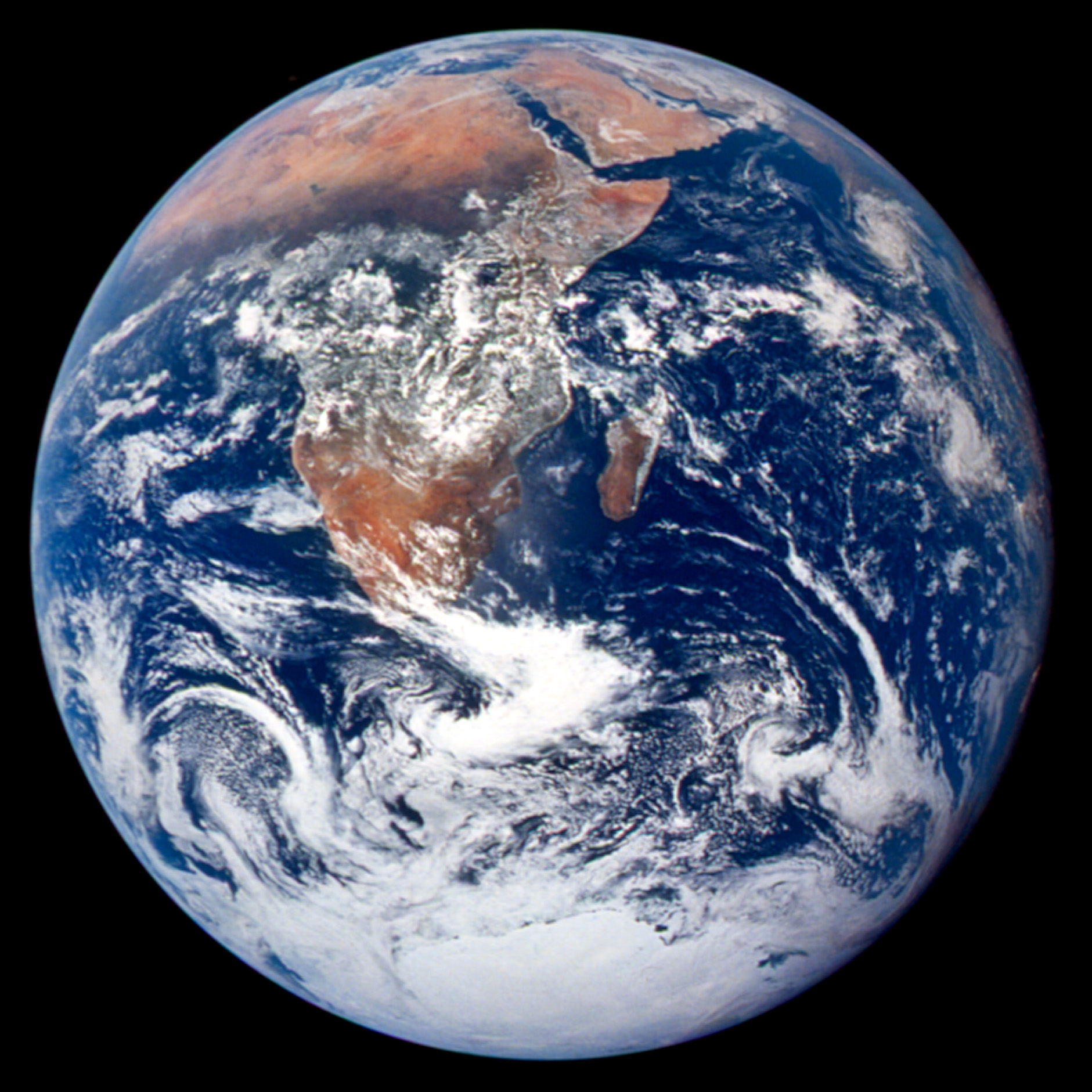 Apollo 17 Blue Marble: Afrika en Antarctica op de aarde tegen een donkere achtergrond